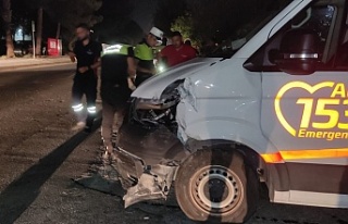 Lefkoşa'da ambulans kaza yaptı, 2 yaralı 1...